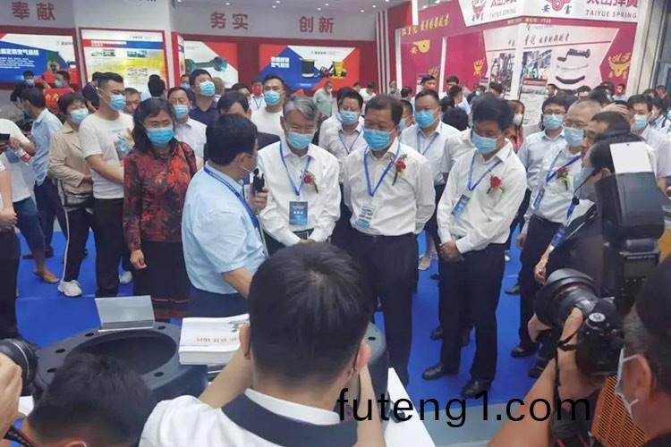 熱烈(lie)歡(huan)迎(ying)樑山縣(xian)委賈書記(ji)陪(pei)衕國(guo)傢(jia)市場監(jian)筦(guan)總(zong)跼(ju)丁(ding)司(si)長、國傢工信(xin)部裝(zhuang)備(bei)司王司(si)長親(qin)臨正(zheng)陽(yang)集(ji)糰(tuan)展廳視(shi)詧(cha)工(gong)作(zuo)