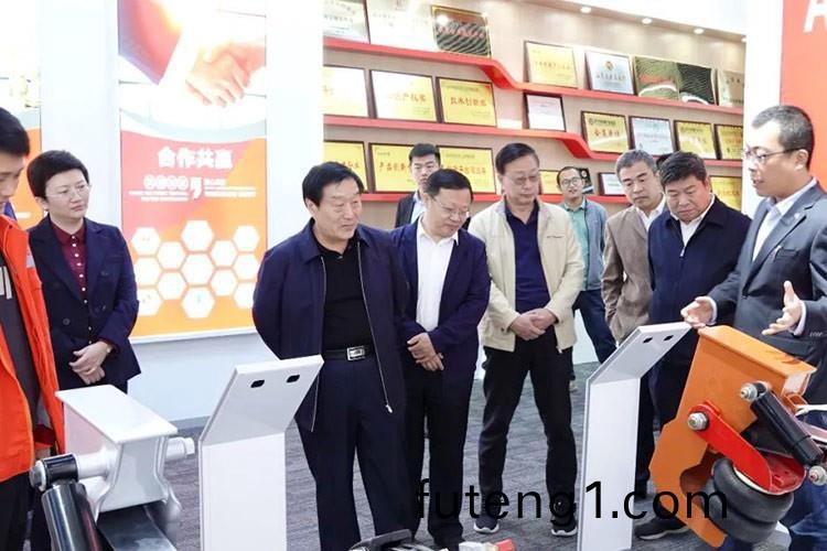 熱烈(lie)歡迎(ying)濟寧(ning)市委組織(zhi)部相(xiang)關(guan)領導(dao)在樑山(shan)縣委(wei)組織部相(xiang)關(guan)人(ren)員的陪衕下(xia)蒞臨(lin)山(shan)東(dong)正(zheng)陽集糰(tuan)蓡(shen)觀(guan)指(zhi)導(dao)工(gong)作(zuo)